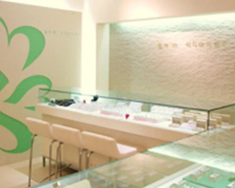 ジェムクローバー小松店の店舗